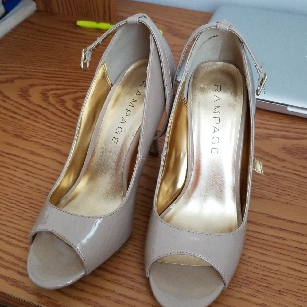 RAMPAGE WIDE HEELS
